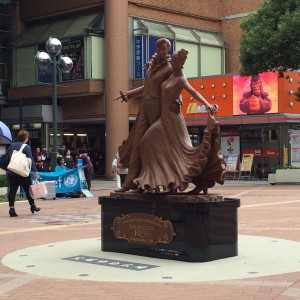 最近落成したブロンズ像。阪急側の駅を宝塚方面に出るとお出迎えしてくれる。