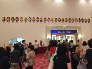 ずらっと並ぶキャストの写真。日本人は作品よりも役者で芝居を観るのだと改めて感じる。
