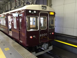 阪急電車・宝塚線の『急行 梅田行き』。この色合いがたまらなく好き。