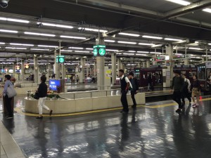 阪急の梅田駅。緑が京都本線、オレンジが宝塚本線、青が神戸本線。とにかく迫力のあるターミナル。