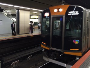 阪神の快速急行 神戸三宮行き。1000系の車両は近鉄への乗り入れ用の車両らしい。