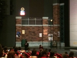 東京宝塚劇場の下手側。